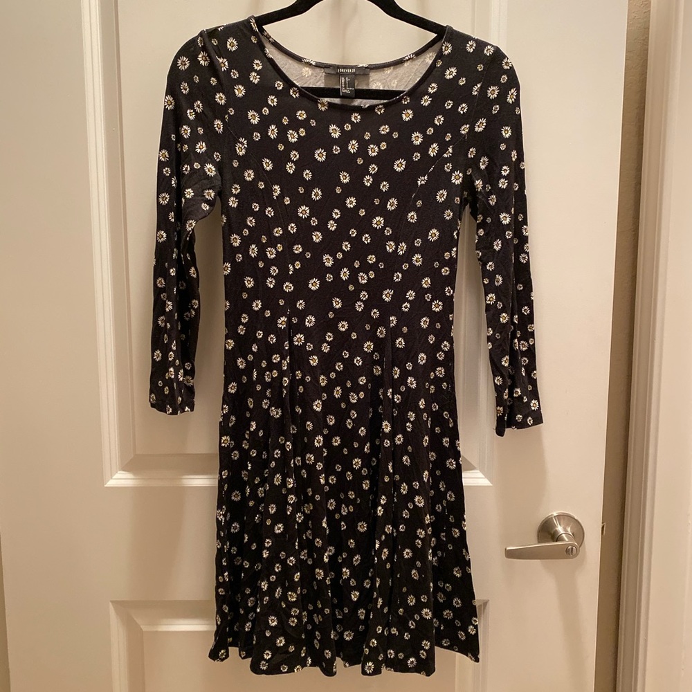 Daisy print mini dress with cute zig zag tie ♥️